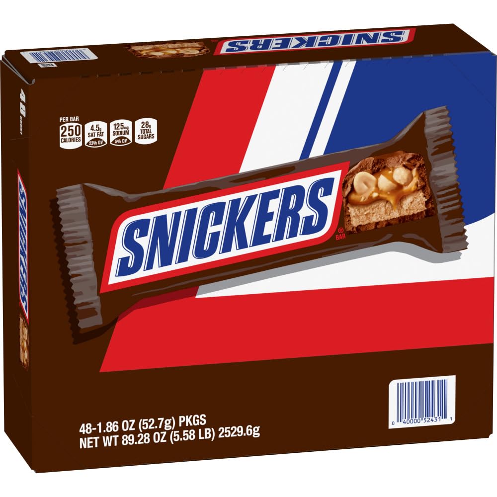 Snickers milk chocolate bar with peanuts and caramel ideal for sharing.