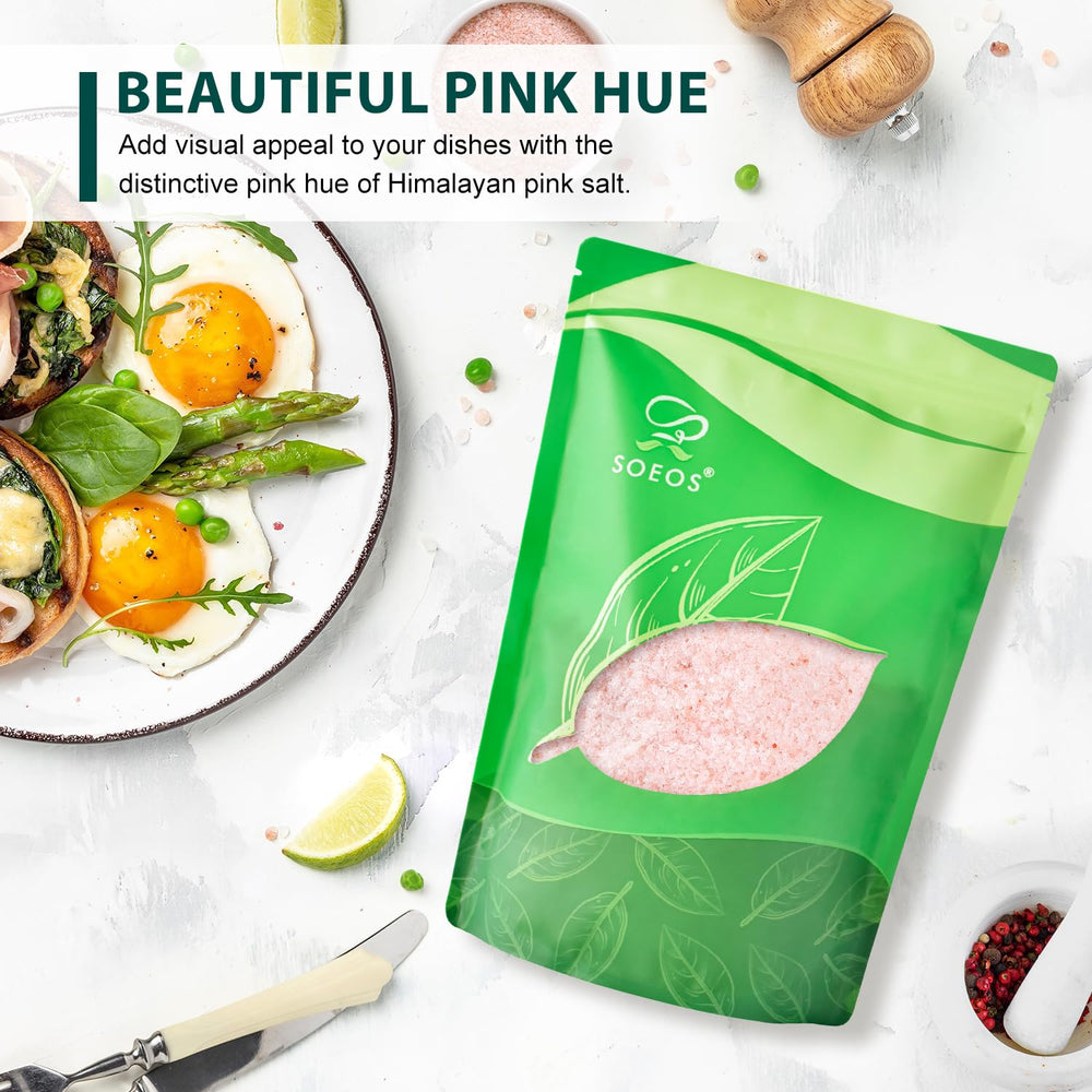 Soeos pink salt as finishing touch on a fresh salad.
