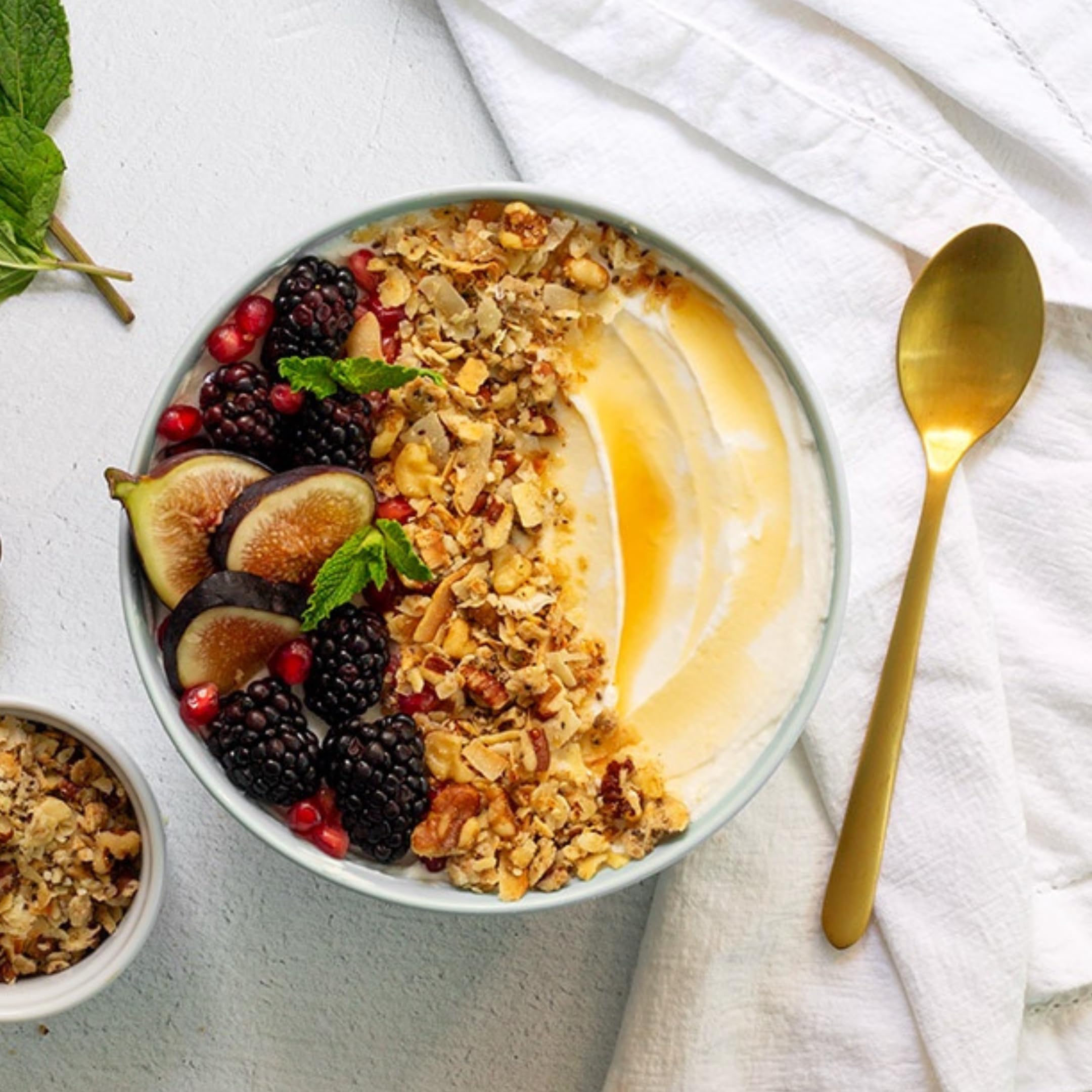 Struesli Original Granola pack back lists organic sourcing.