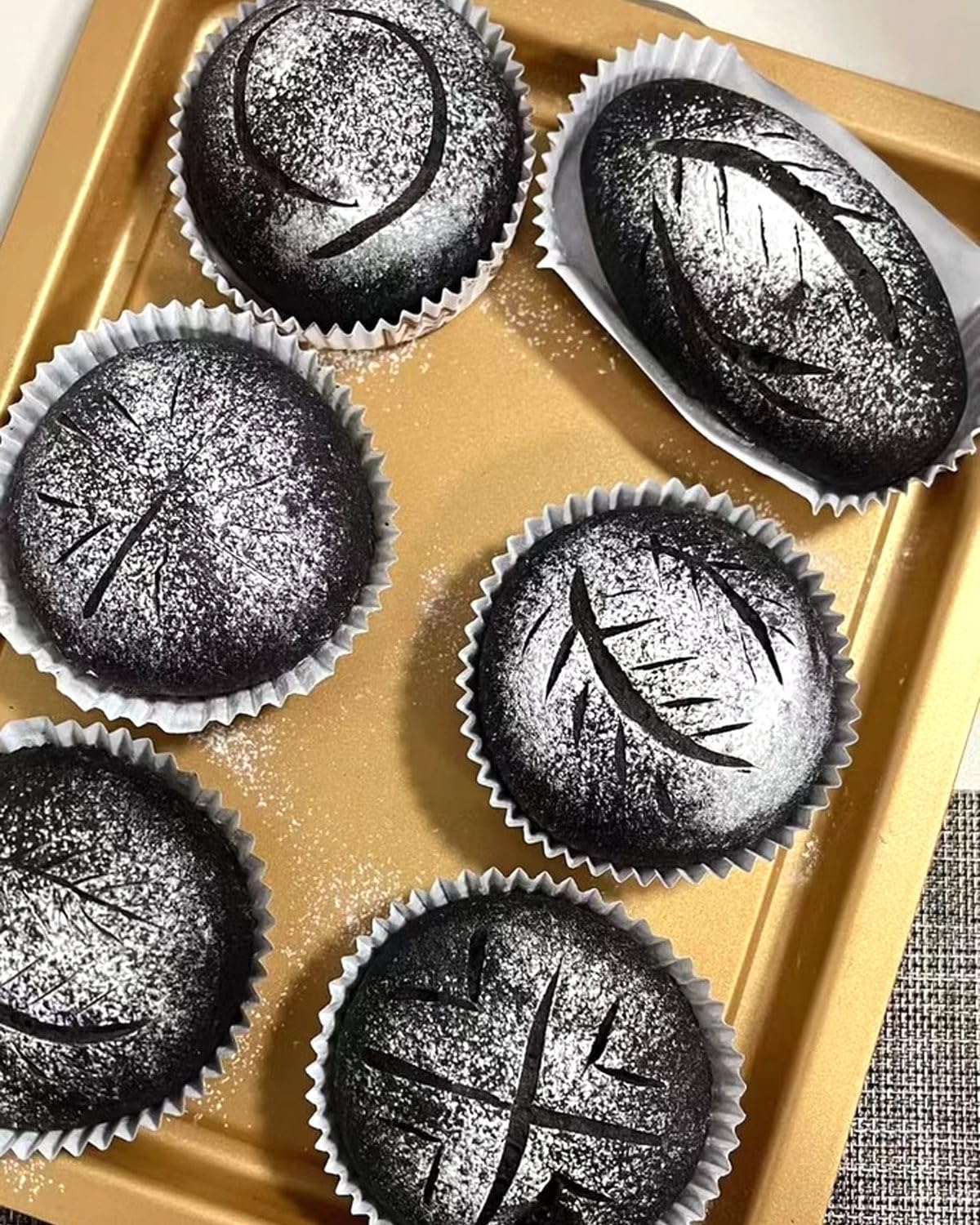 TEEYKUKI Black Cocoa Powder cake dusting elevates finish and presentation.
