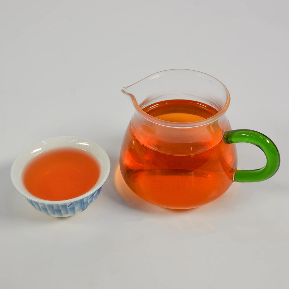 Tian Hu Shan brew-ready cake shot signals versatility for multiple infusions.