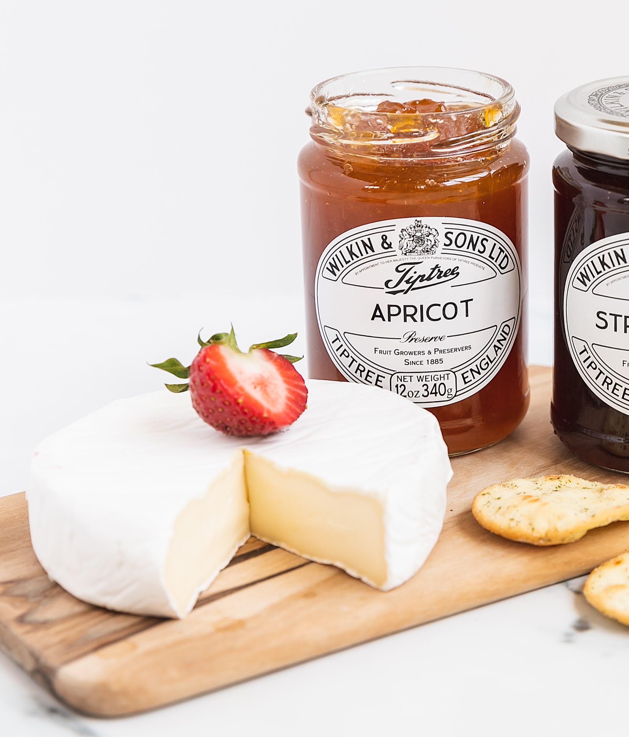 Tiptree Apricot Preserve used as a cake filling idea.