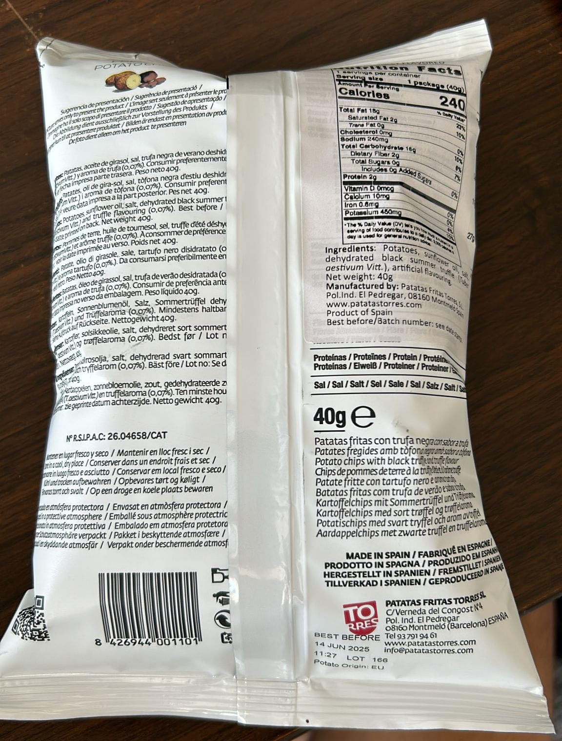 Torres Selecta black truffle chips – gluten-free and gourmet, ready to snack.