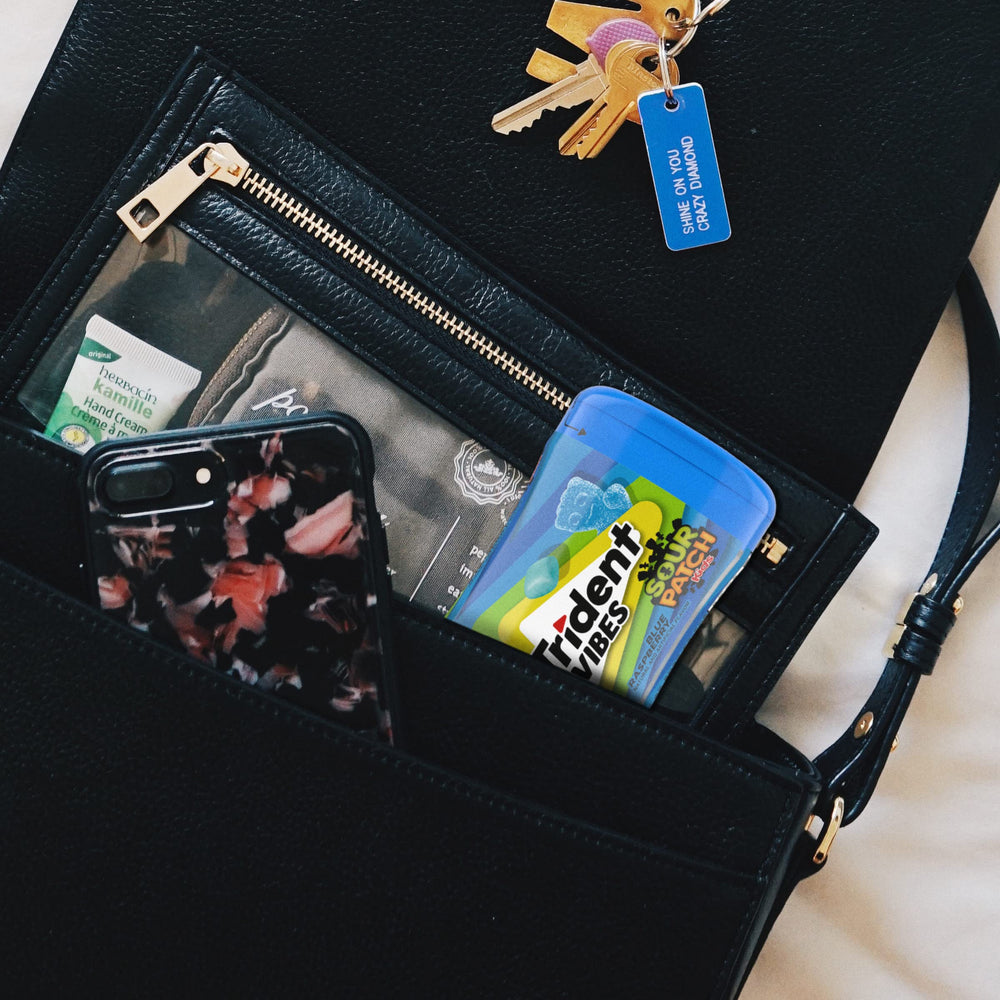 Trident Vibes Blue Raspberry on-the-go breath-freshening appeal.