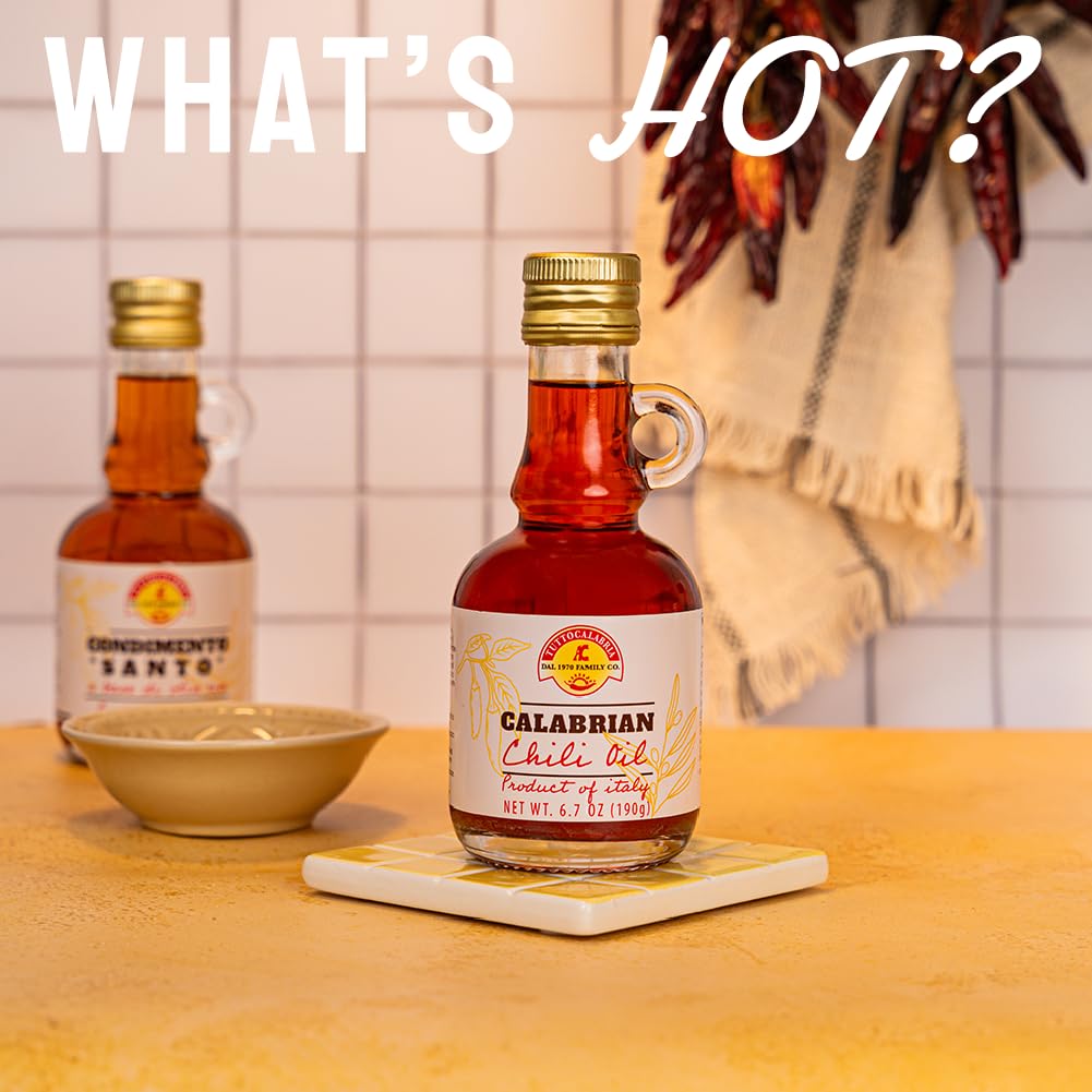 TUTTOCALABRIA oil drizzled on pizza as a spicy finishing touch