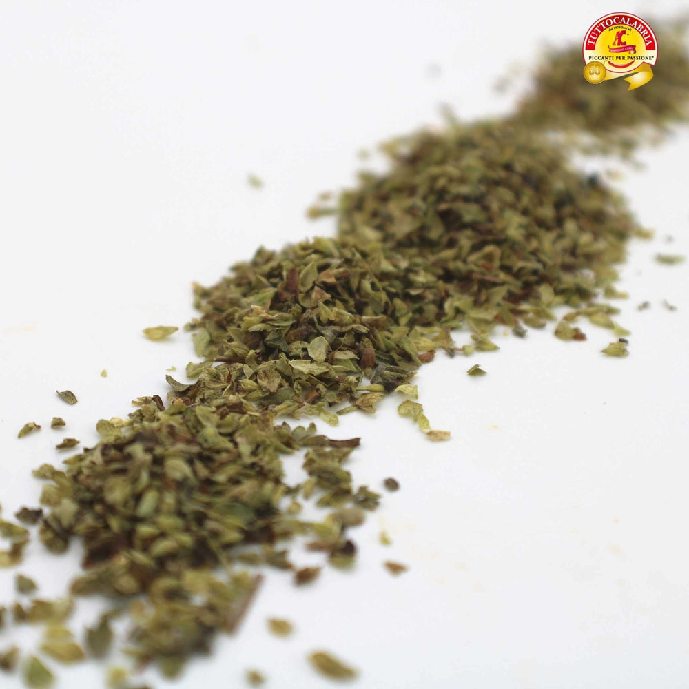 TUTTOCALABRIA oregano stem bundle decorates the dish and adds aroma.