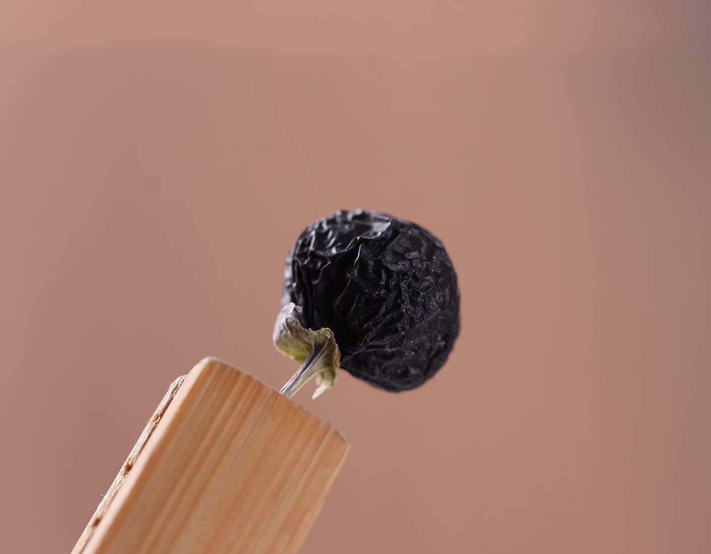 ULTHMOK black goji tea brew cup captures calming, aromatic infusion for mindful sipping.
