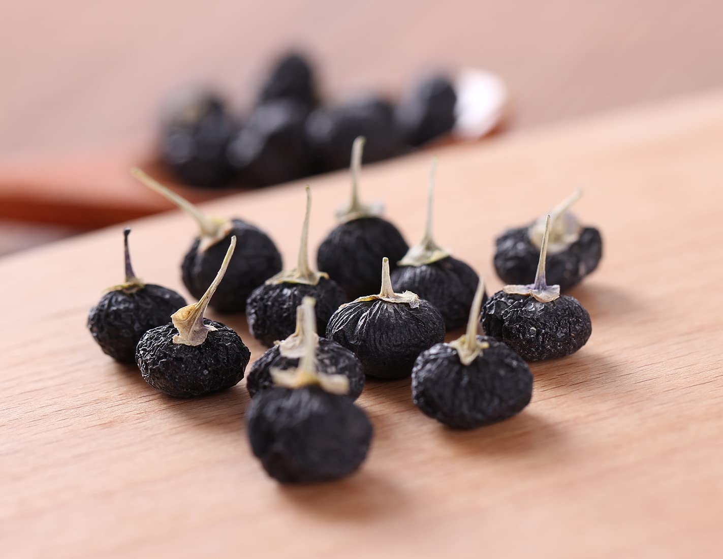 ULTHMOK natural drying process shows careful air-drying of goji berries for authentic flavor.