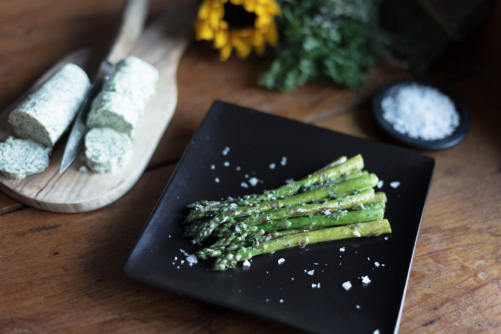 Vancouver Island Sea Salt seasoning steak or fish with long-lasting surface crunch.