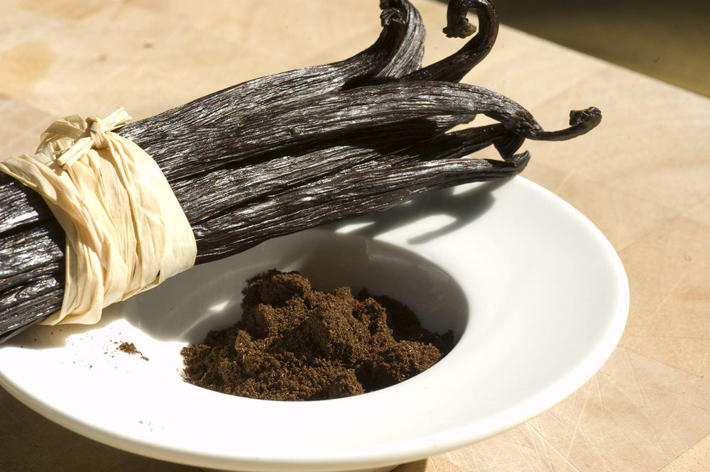 Vanilla Bean Kings vanilla powder dispensing image highlights convenient flavoring option.