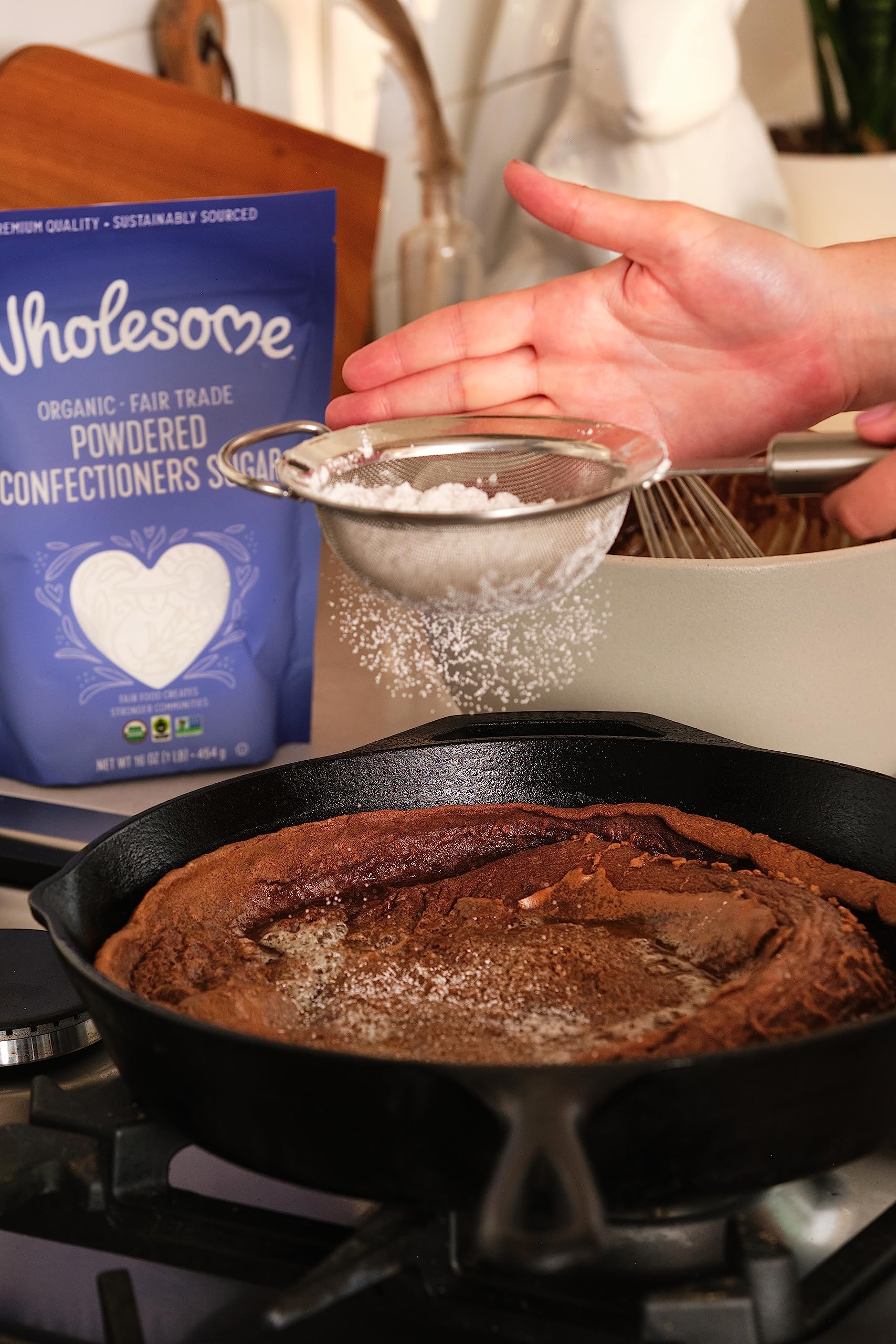 Wholesome sugar dusting on cake yields delicate decorative contrast