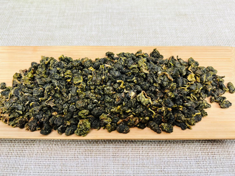 XINQING hand-picked leaves by a master with 30 years of experience.
