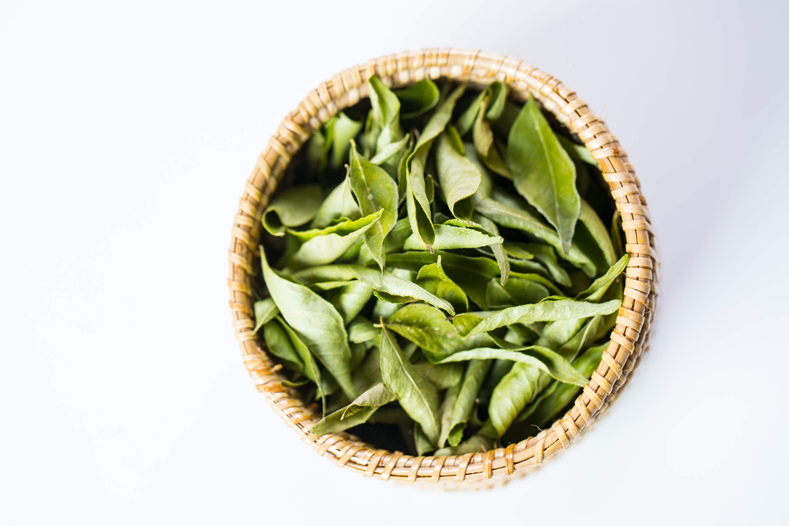 YOGI'S GIFT dried curry leaves pack-shot with labeled jar for convenient use.