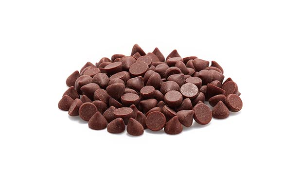 Yupik chips topping cookies for a glossy cacao finish.