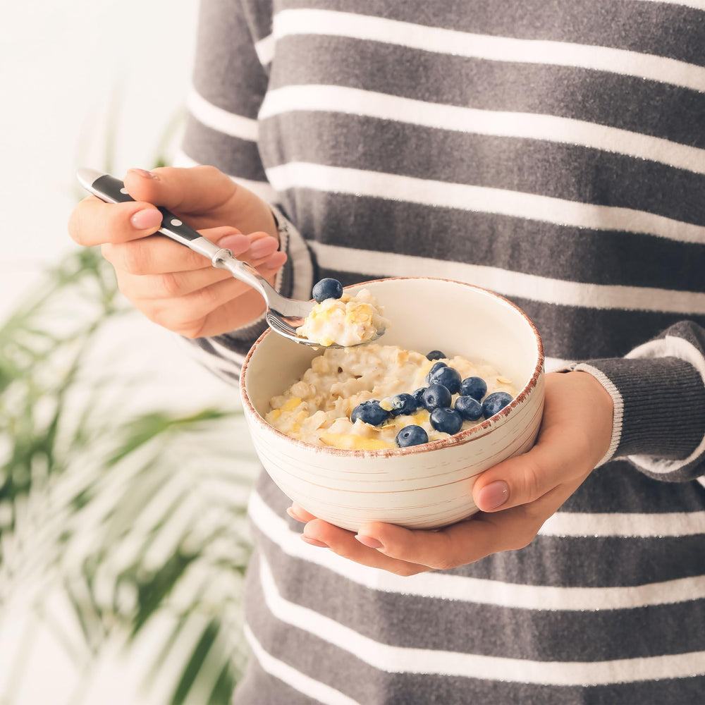 Measuring cup with Yupik oat groats for precise portions