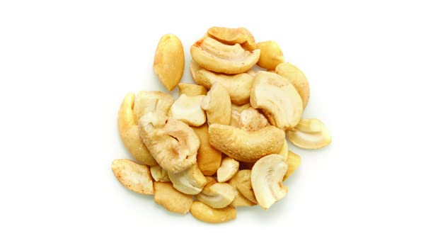 Yupik organic raw cashews close-up texture showing crunchy bite and creamy notes.